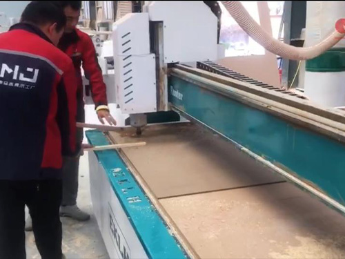 德馬吉展覽工廠(chǎng)添加的重型機(jī)器很是給力